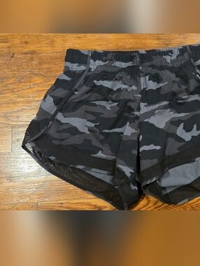 ATHLETA Mesh Racer Run Short 4” Black Gray Camo Shorts Size Small